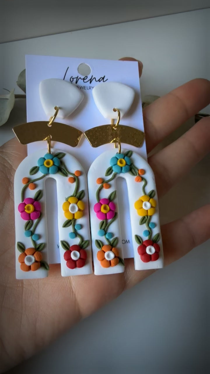 White Floral Bordado Earrings